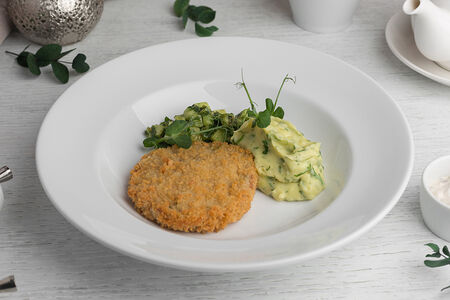 Котлета из цыпленка панко с картофельным пюре, тар-таром из огурца и грибным соусом