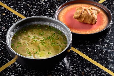 Куриный бульон с пирожком