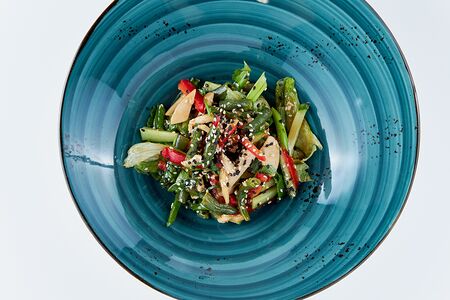 Салат с копченой курицей в имбирном соусе