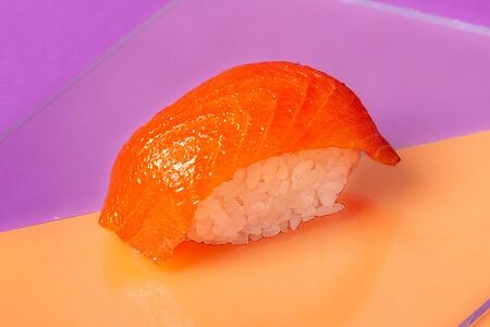 Суши с лососем