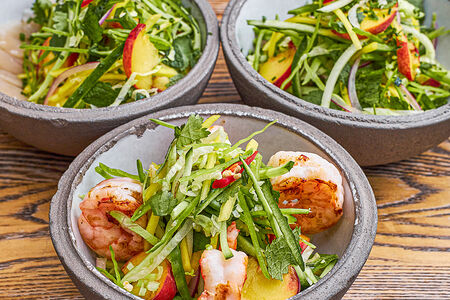 Тайский салат с зеленым манго и креветками