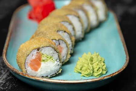 Теплый ролл с лососем