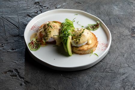 Яйца бенедикт с авокадо