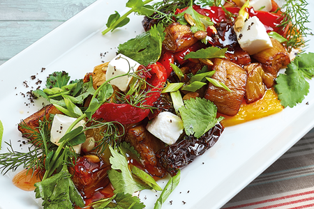 Салат из печеных овощей с сыром фета и соусом Свит Чили