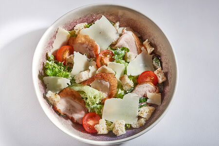 Салат Цезарь с куриной грудкой