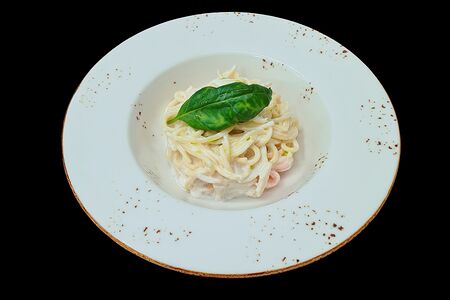 Паста с гребешком, креветкой и кальмаром в сливочном соусе