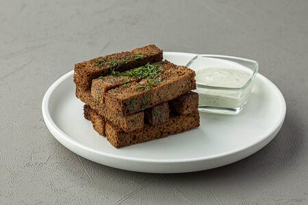 Ржаные гренки из печи с чесночным соусом 