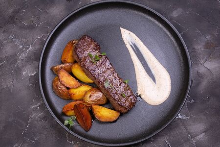 Стриплойн с картофелем по-деревенски