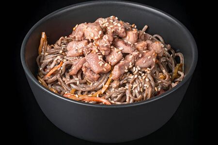 Соба гречневая с курицей в соусе сливочный