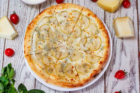 Пицца с грушей и горгонзолой