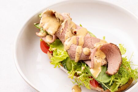 Брускетта с пастрами