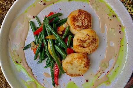 Котлетки из судака со сливочным соусом и огуречным желе