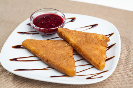 Горячий сыр с ягодным соусом