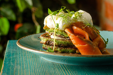 Блинеби со шпинатом, лососем и яйцом пашот
