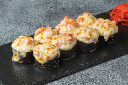 Запеченный ролл с креветкой