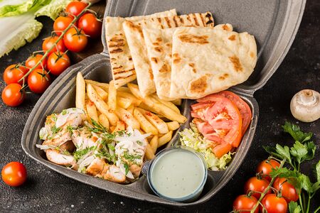 Гирос на тарелке со свининой