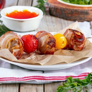 Шампиньоны в беконе с томатами