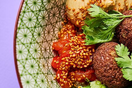 Зеленый боул с фалафелем