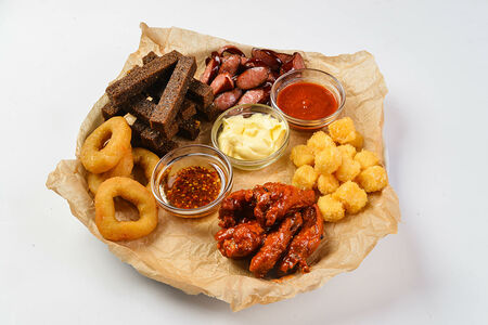 Большая тарелка с закусками