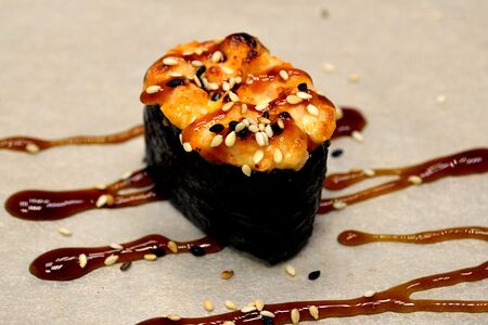 Запеченный гункан с лососем