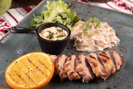 Утиная грудка с грибным жюльеном