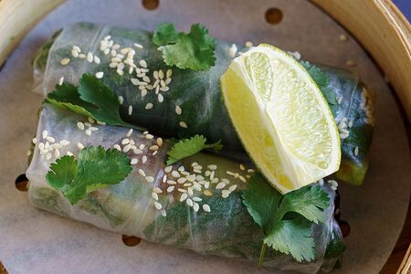 Спринг-ролл с лососем и авокадо