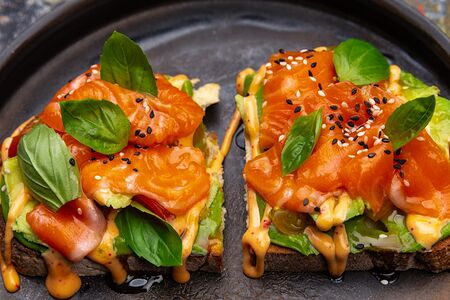 Брускетта с лососем, авокадо и томатом