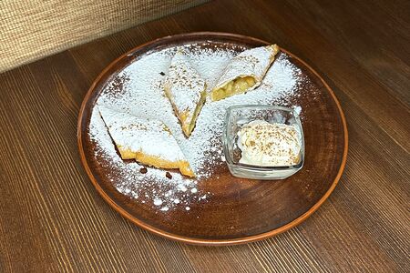 Штрудель яблочный с корицей