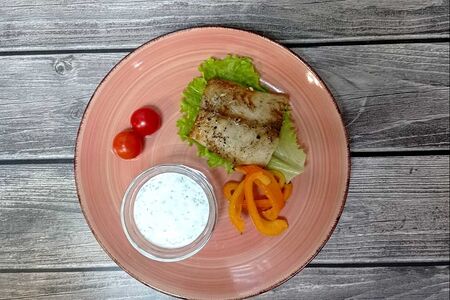 Стейк из сома с соусом