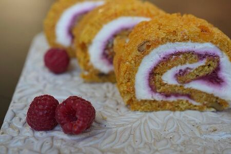 Морковный рулет с малиной