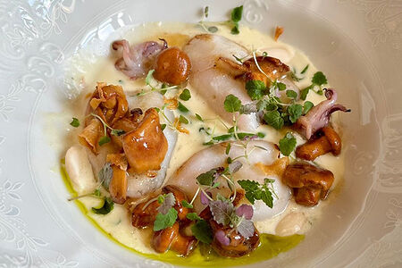 Мини-кальмары с лисичками и молодым миндалём