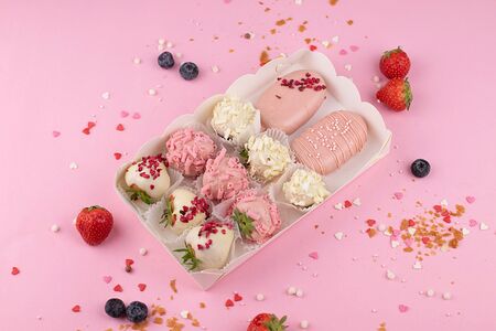 Набор Эскимо в розовой глазури с клубникой в шоколаде