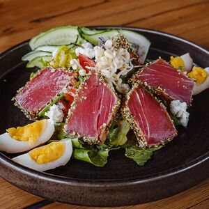 Салат с обожженным тунцом и хрустящей зеленью