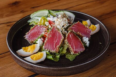 Салат с обожженным тунцом и хрустящей зеленью