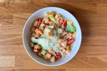 Салат Цезарь с креветками