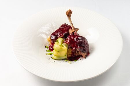 Томлёная утиная ножка конфи с пюре из сельдерея и вишнёвым соусом на основе портвейна и красного вина