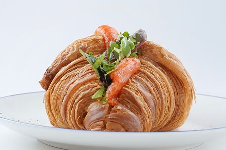 Круассан с лососем