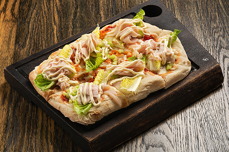 Пицца с индейкой, цукини и хрустящим салатом