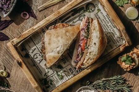 Сэндвич чиабатта с сыром и беконом