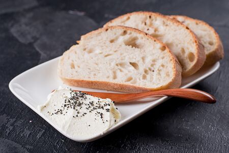 Пшеничный хлеб с маслом и пыльцой