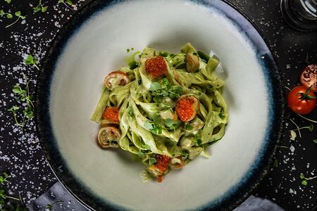 Феттуччине с лососем, сыром скаморца и красной икрой