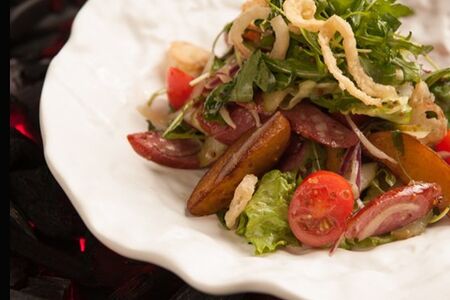 Баварский салат с охотничьими колбасками под медово-горчичной заправкой