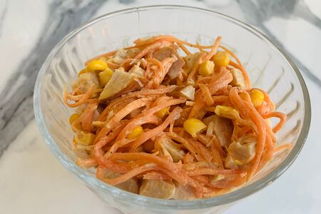 Салат Морковь по-корейски с рулетом из курицы