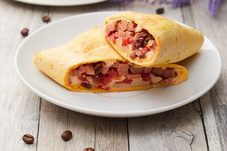 Вегетарианский ролл с колбасками и сыром