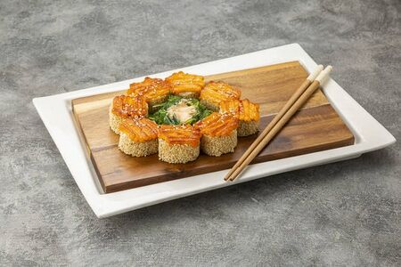 Ролл, запеченный с чукой и овощами