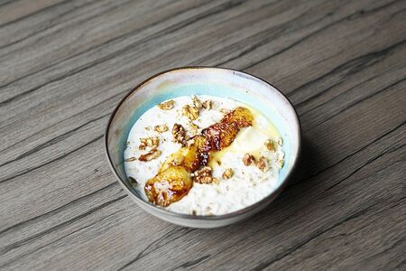 Каша овсяная с белым шоколадом, бананом и кедровым орехом