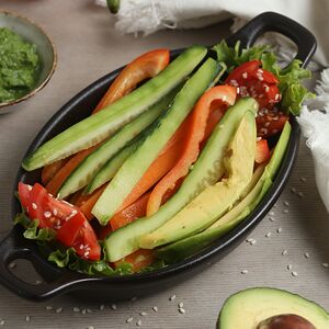 Բանջարեղենի ձողեր ավոկադոյի սոուսով