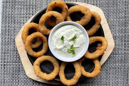 Луковые кольца с соусом