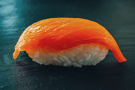 Суши с копченым лососем