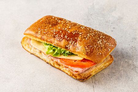 Сэндвич на сдобной булочке с курицей